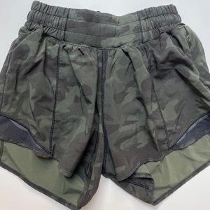 lululemon Hotty Hot Low-Rise Lined Short 4”